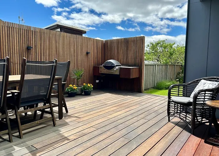 Aspiring View - Modern & Stylish 3-brm, 3-bth - 2 Min Walk To & Town *