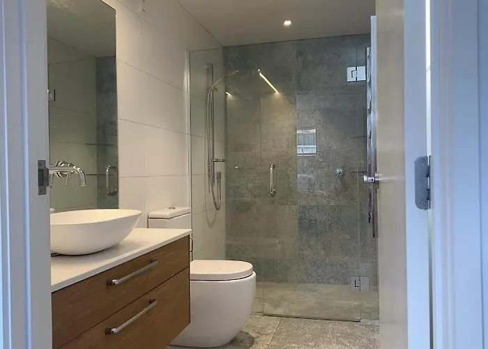 Aspiring View - Modern & Stylish 3-brm, 3-bth - 2 Min Walk To & Town *