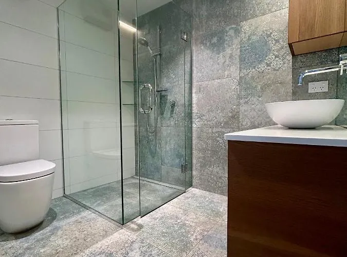Aspiring View - Modern & Stylish 3-brm, 3-bth - 2 Min Walk To & Town
