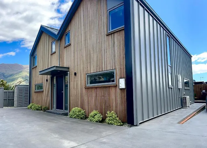 Aspiring View - Modern & Stylish 3-brm, 3-bth - 2 Min Walk To & Town