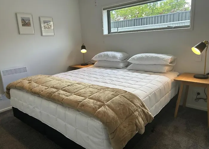 Aspiring View - Modern & Stylish 3-brm, 3-bth - 2 Min Walk To & Town Appartement