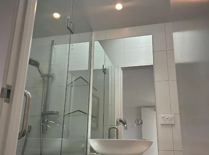 Aspiring View - Modern & Stylish 3-brm, 3-bth - 2 Min Walk To & Town Appartement