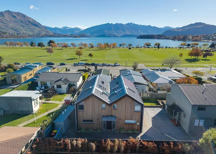 Aspiring View - Modern & Stylish 3-brm, 3-bth - 2 Min Walk To & Town Wanaka