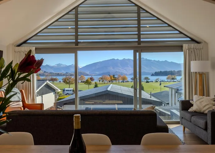 Aspiring View - Modern & Stylish 3-brm, 3-bth - 2 Min Walk To & Town Appartement