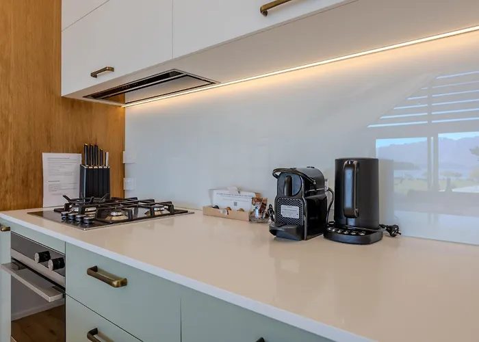 Aspiring View - Modern & Stylish 3-brm, 3-bth - 2 Min Walk To & Town Appartement