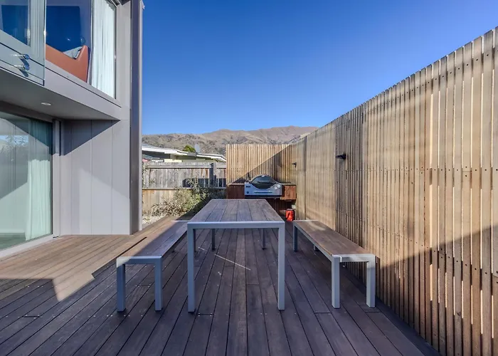 Aspiring View - Modern & Stylish 3-brm, 3-bth - 2 Min Walk To & Town *